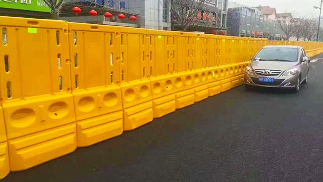 郑州市水马围挡价钱表详细报价-河南庞景实业有限公司