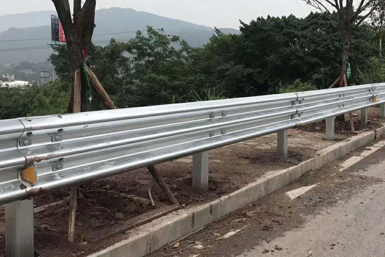三波形梁钢护栏-河南庞景实业有限公司