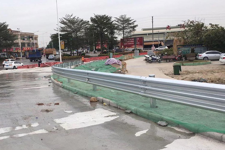 公路三波形梁钢护栏-河南庞景实业有限公司