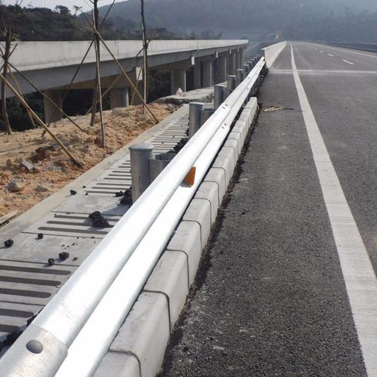 公路三波形梁钢护栏-河南庞景实业有限公司