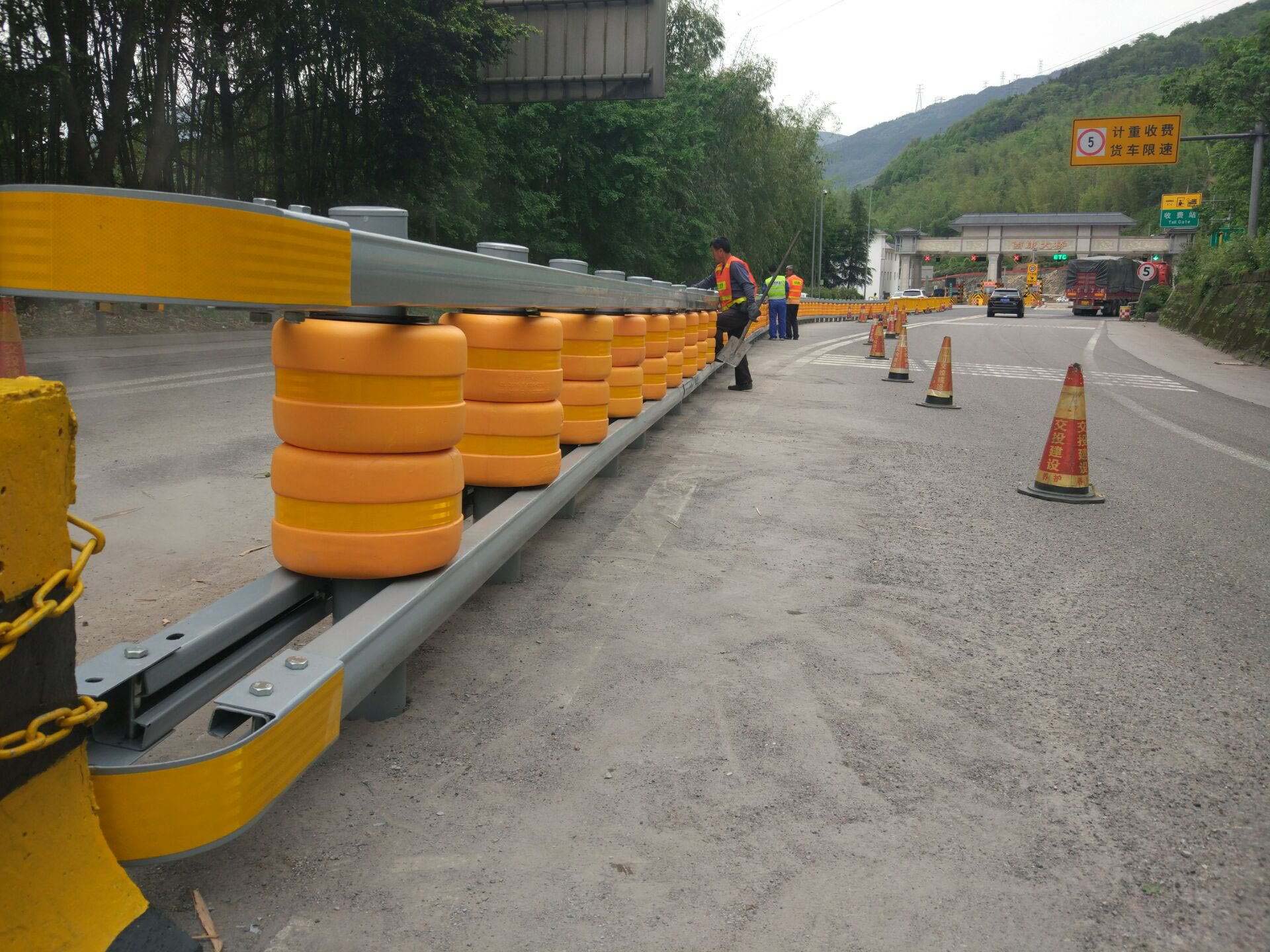 高速公路防撞旋转桶护栏滚筒式防撞护栏-河南庞景实业有限公司
