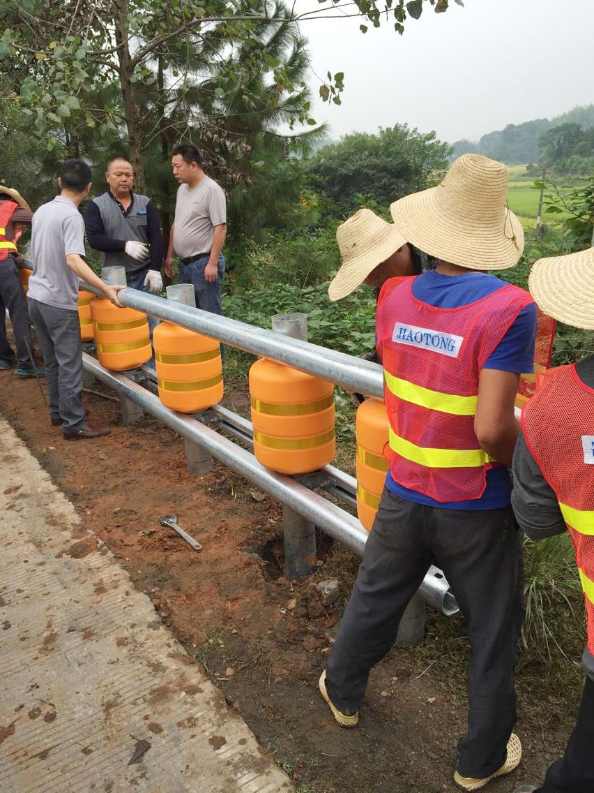 高速公路防撞旋转桶护栏滚筒式防撞护栏-河南庞景实业有限公司