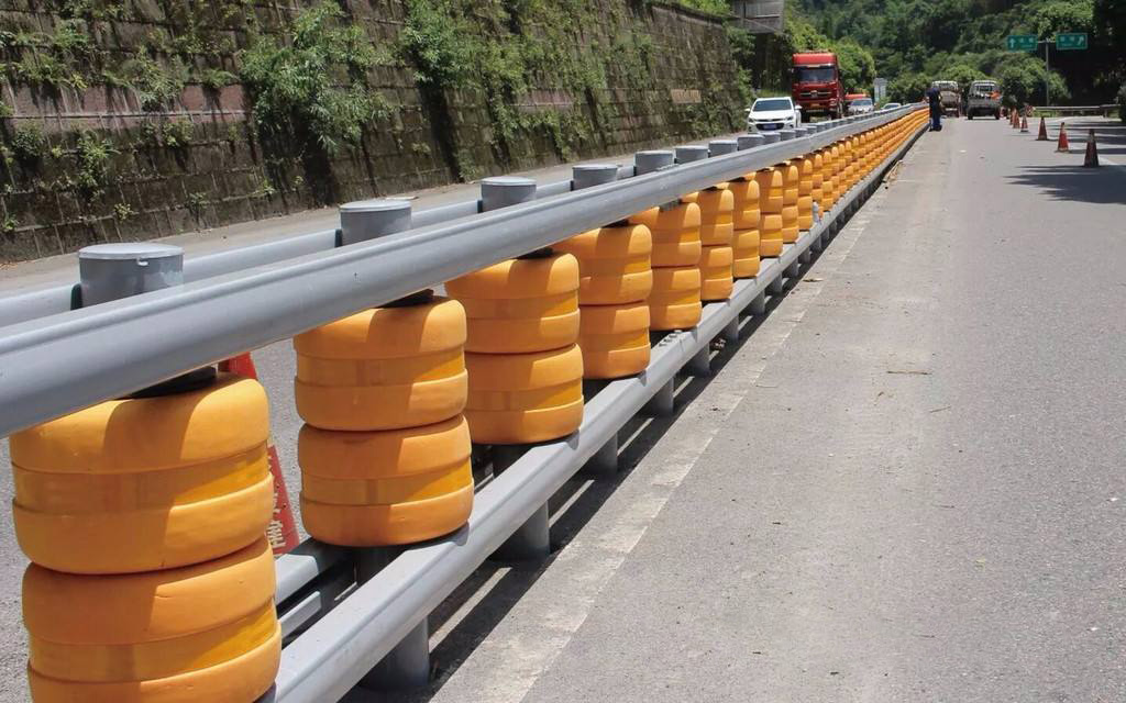 高速公路防撞旋转桶护栏滚筒式防撞护栏-河南庞景实业有限公司