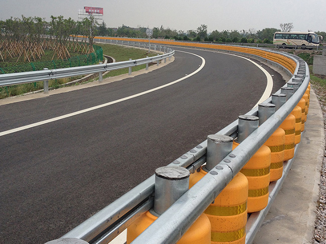 高速公路防撞旋转桶护栏滚筒式防撞护栏-河南庞景实业有限公司