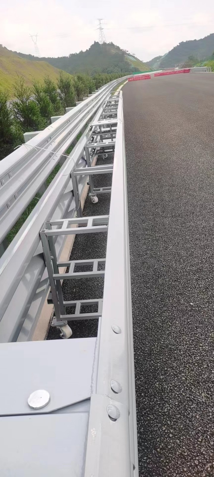 预应力防撞活动护栏装置案例-河南庞景实业有限公司