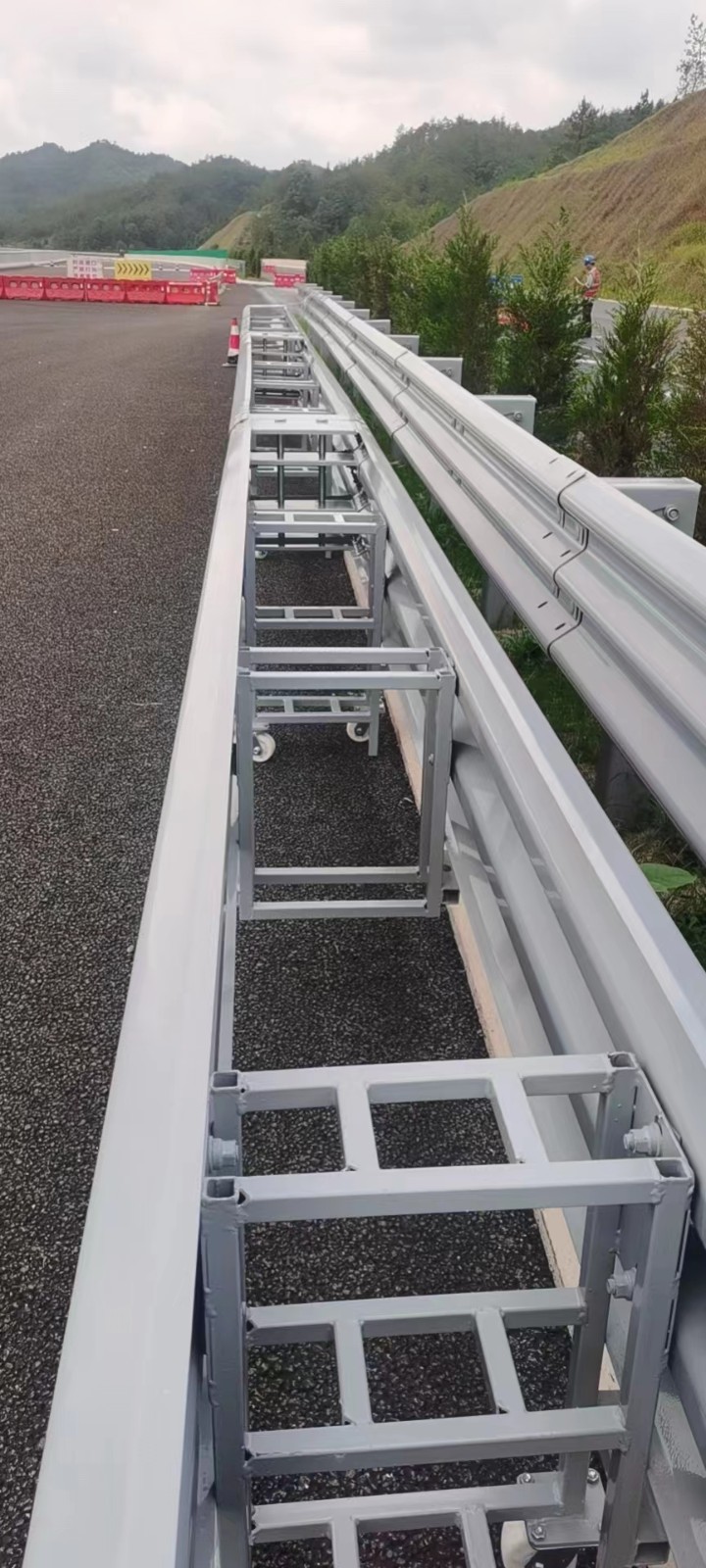 预应力防撞活动护栏装置案例-河南庞景实业有限公司
