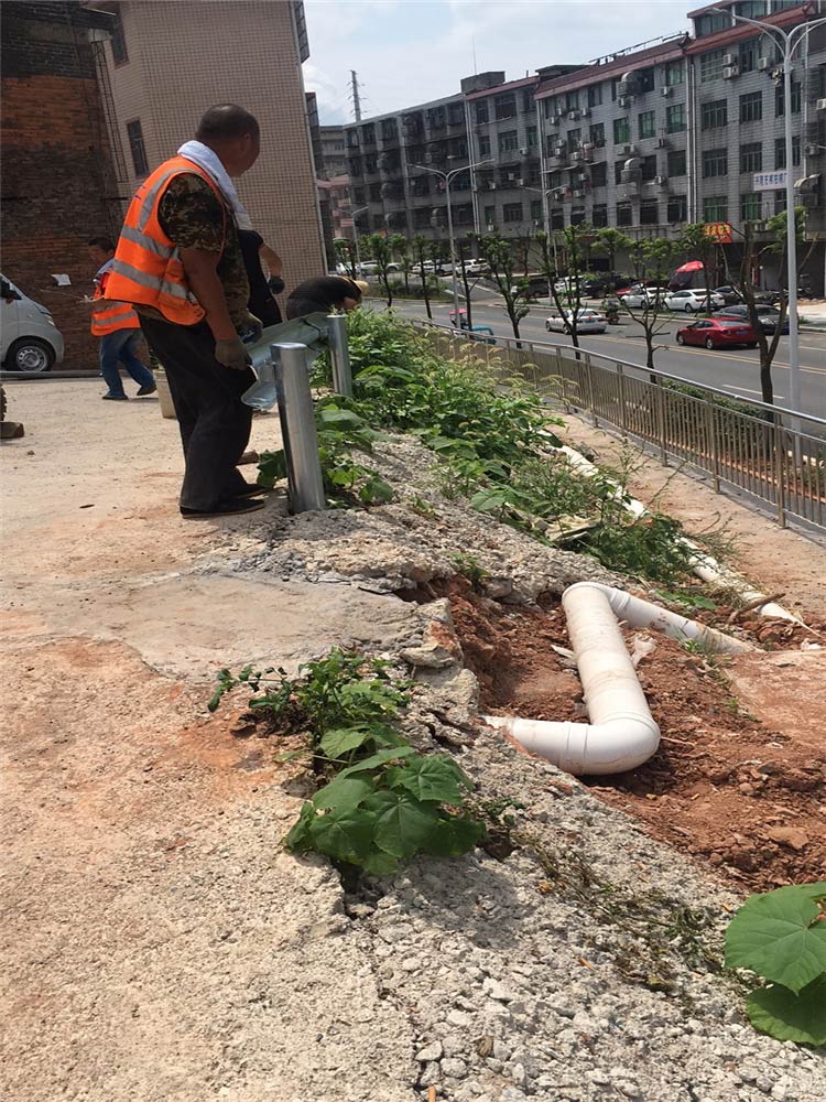 蹊径波形护栏装置-河南庞景实业有限公司
