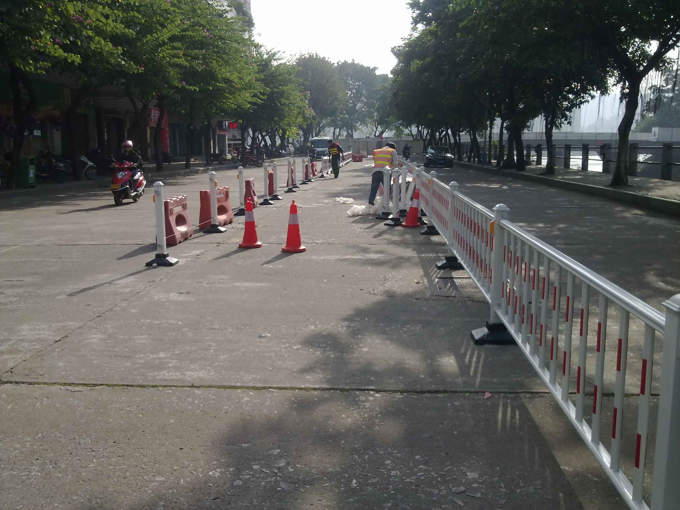 郑州1900米红白色市政护栏装置项目完成-河南庞景实业有限公司