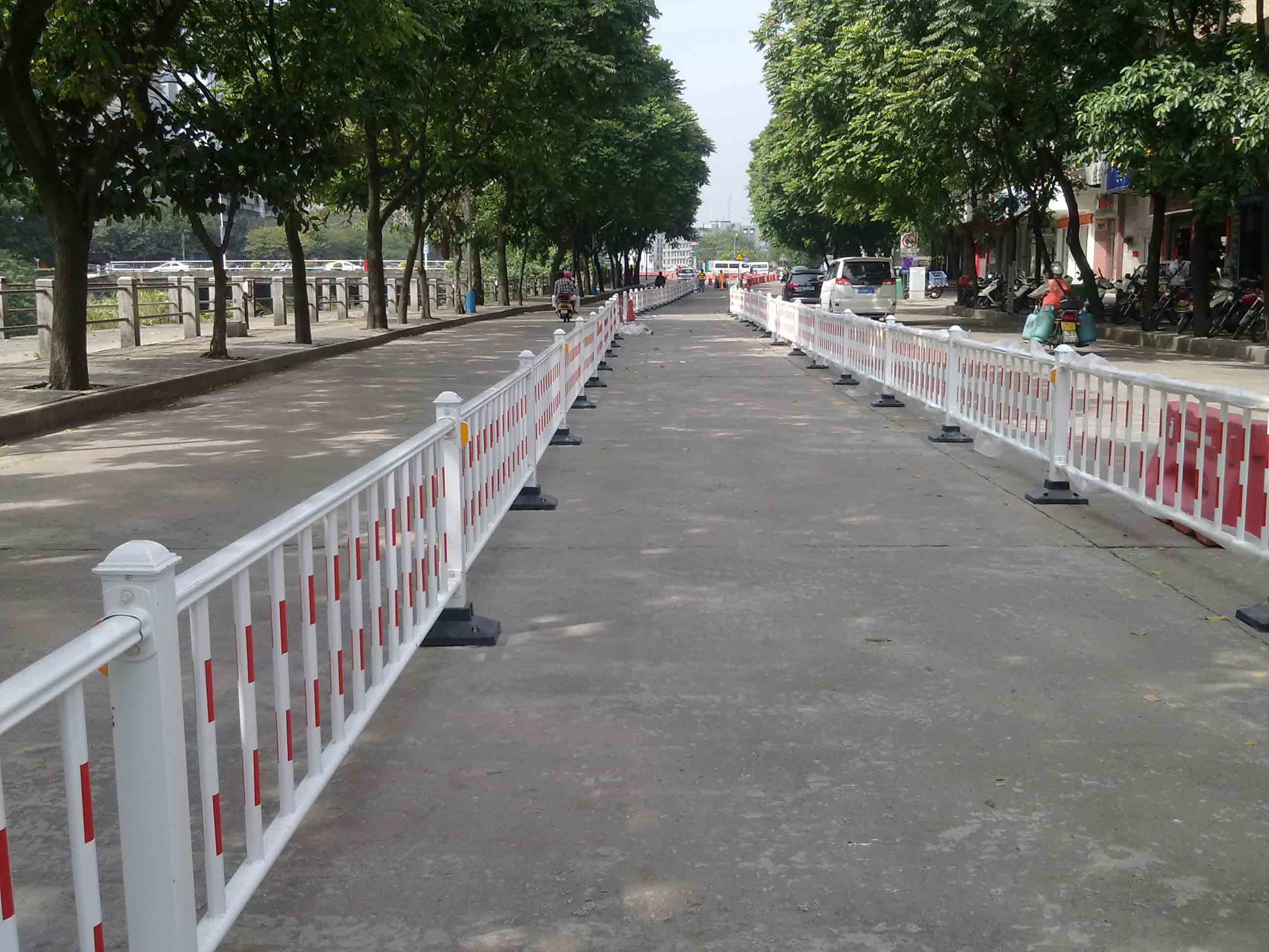 郑州1900米红白色市政护栏装置项目完成-河南庞景实业有限公司