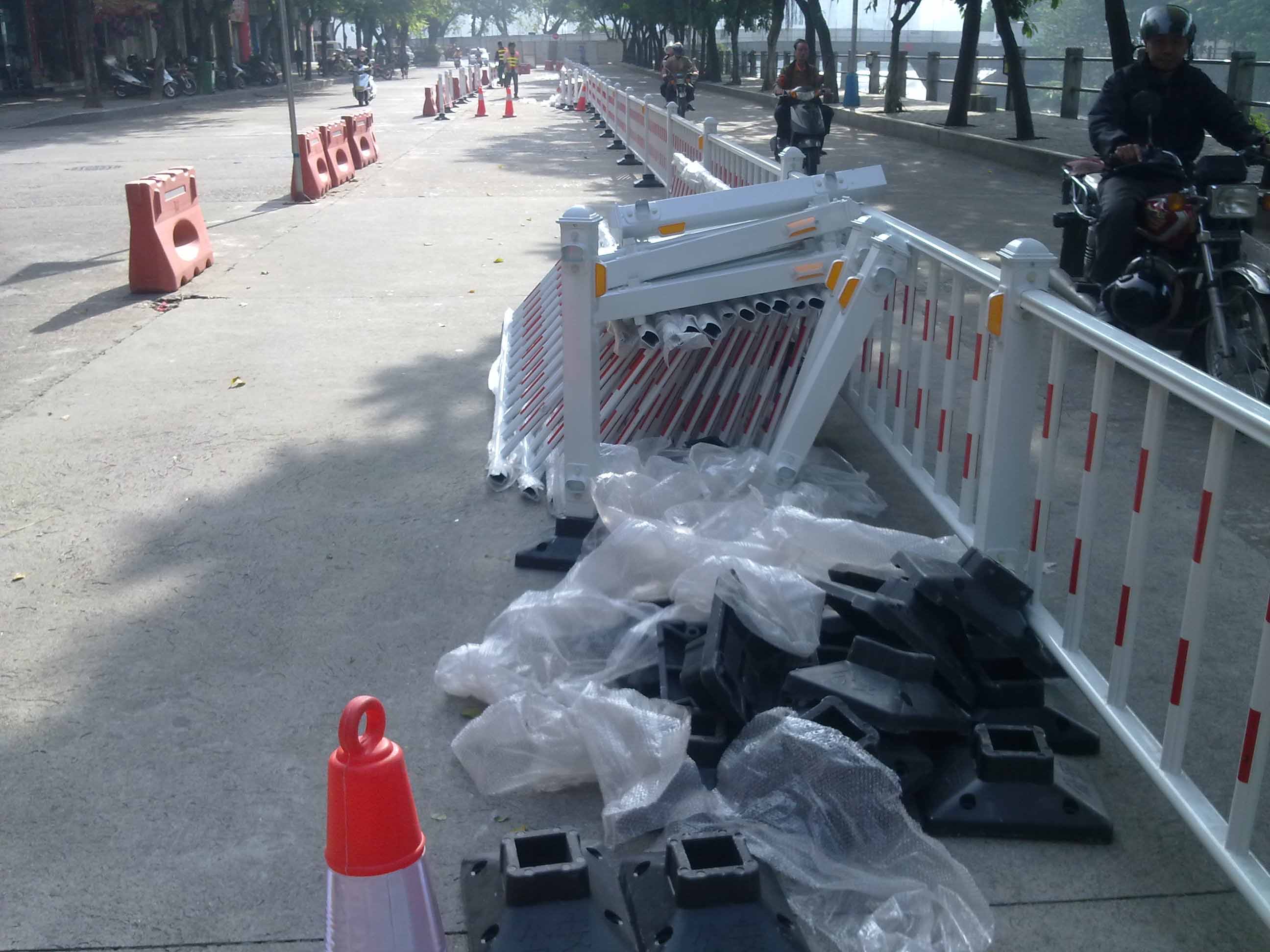 郑州1900米红白色市政护栏装置项目完成-河南庞景实业有限公司