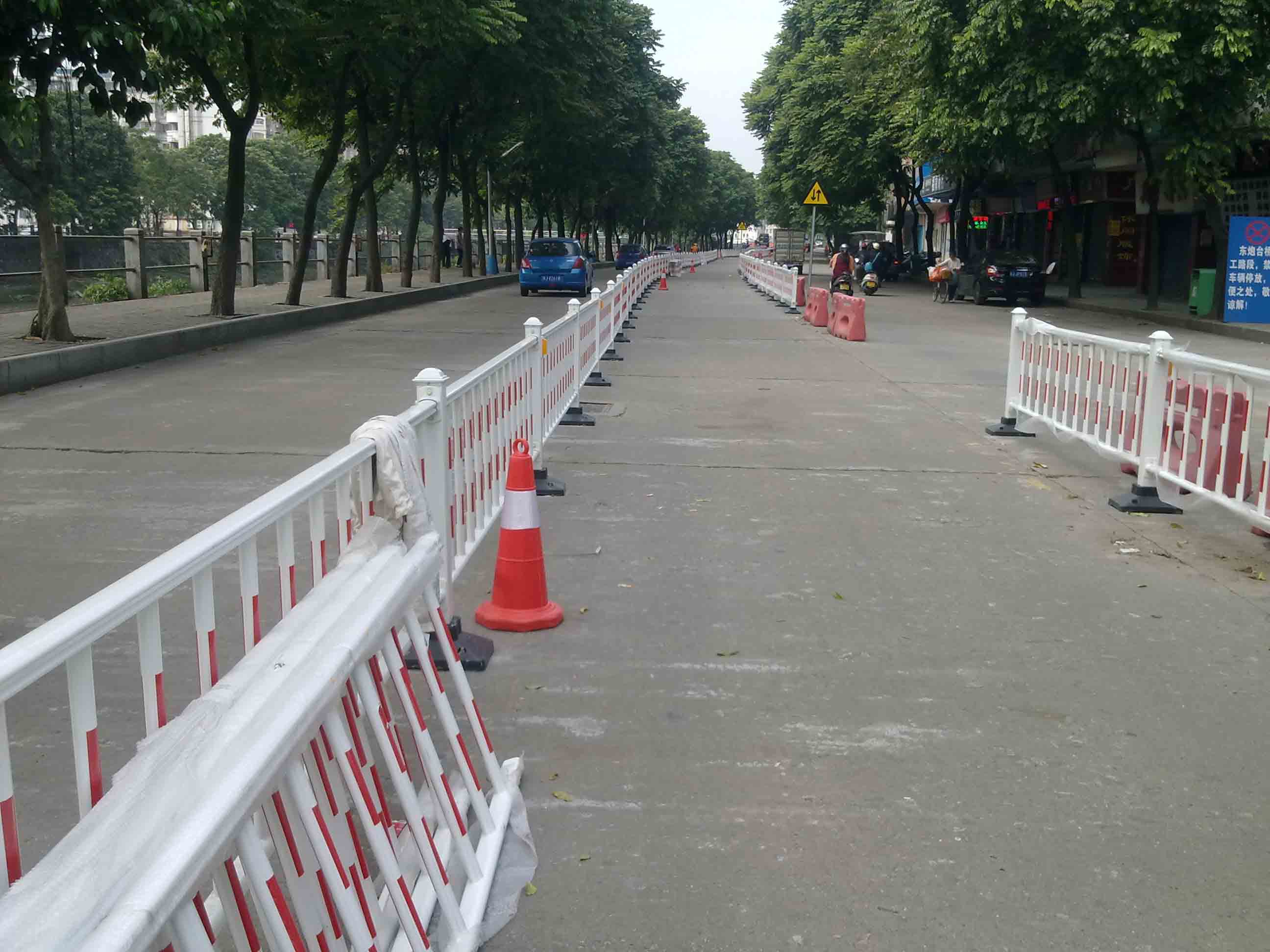 郑州1900米红白色市政护栏装置项目完成-河南庞景实业有限公司