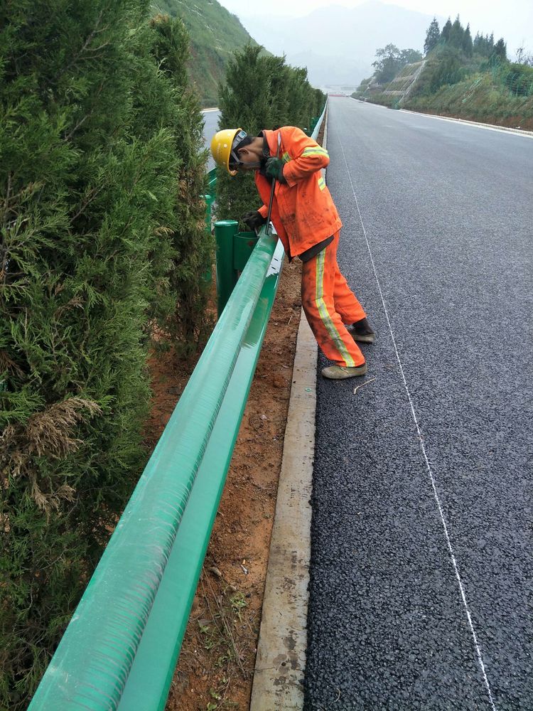 宜阳县高速路口段装置中心脱离带波形护栏-河南庞景实业有限公司