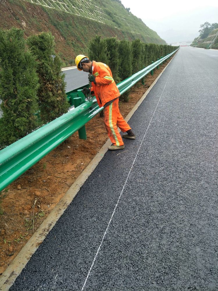 宜阳县高速路口段装置中心脱离带波形护栏-河南庞景实业有限公司