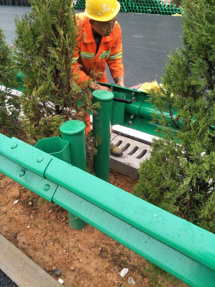 宜阳县高速路口段装置中心脱离带波形护栏-河南庞景实业有限公司