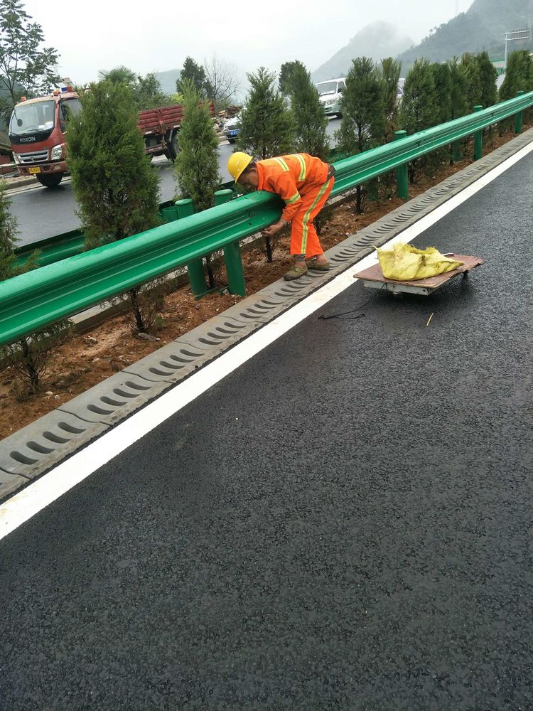 宜阳县高速路口段装置中心脱离带波形护栏-河南庞景实业有限公司