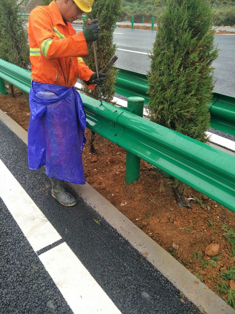 邵阳市暗塘大桥中分带举行波形护栏钻孔装置-河南庞景实业有限公司