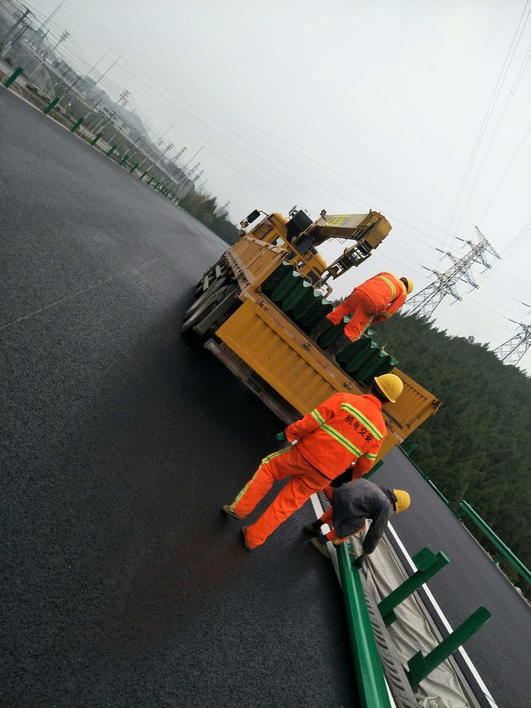 邵阳市暗塘大桥中分带举行波形护栏钻孔装置-河南庞景实业有限公司