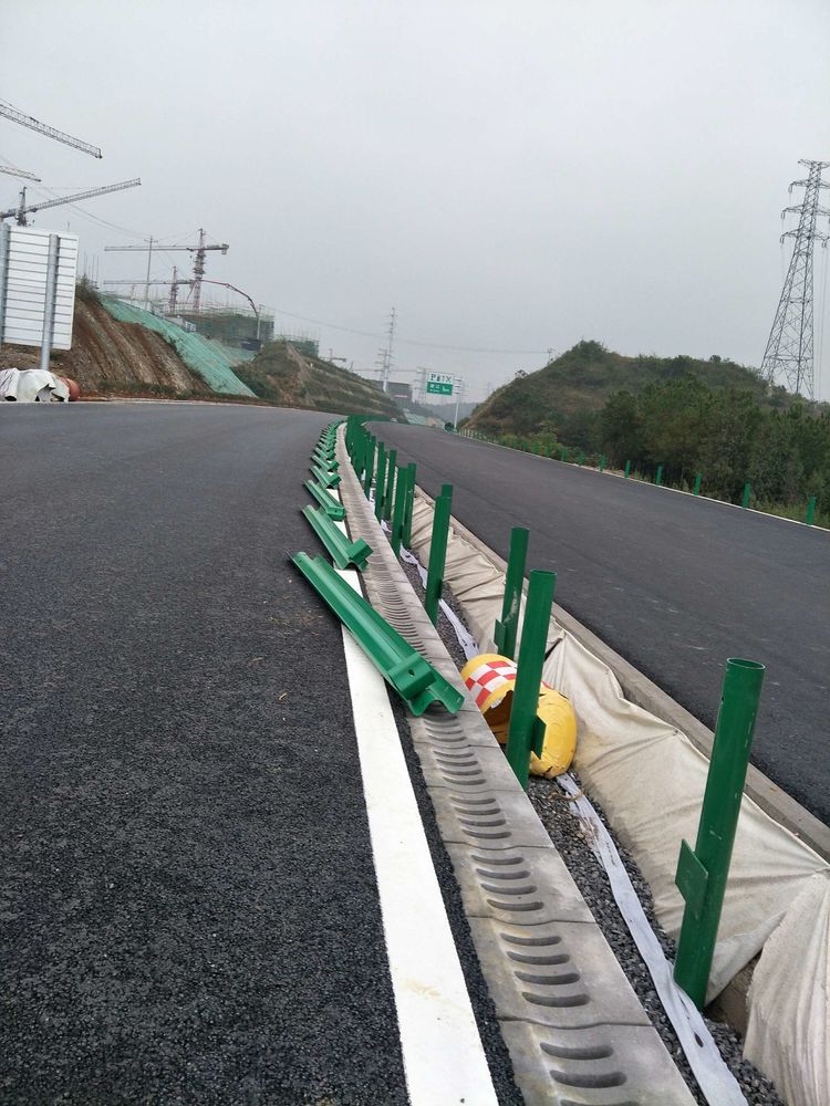 邵阳市暗塘大桥中分带举行波形护栏钻孔装置-河南庞景实业有限公司