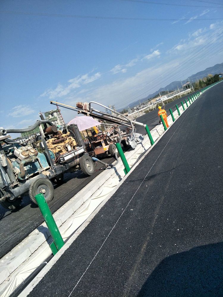 兴奋坪大桥效劳区段300米波形护栏板-河南庞景实业有限公司
