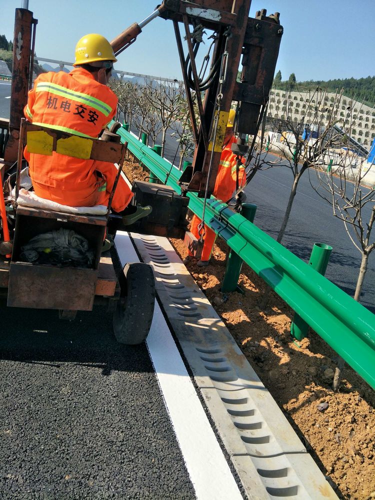 兴奋坪大桥效劳区段300米波形护栏板-河南庞景实业有限公司