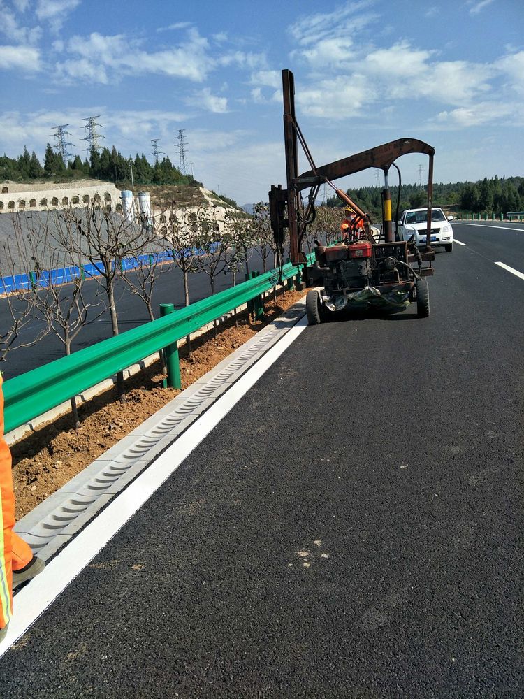 兴奋坪大桥效劳区段300米波形护栏板-河南庞景实业有限公司