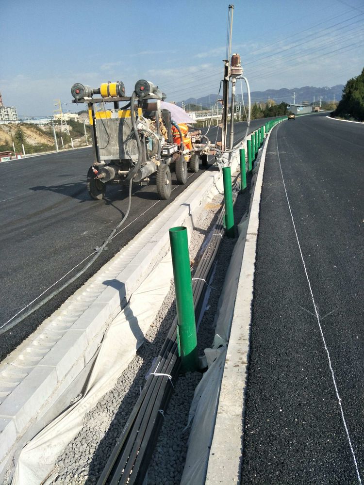 兴奋坪大桥效劳区段300米波形护栏板-河南庞景实业有限公司
