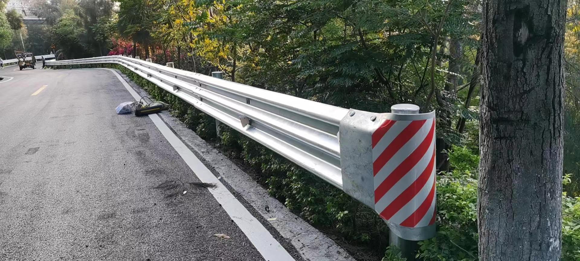 福建漳州盘谷村蹊径波形护栏，，，，装置800米，，，，三波形护栏板。。-河南庞景实业有限公司